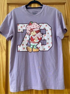 Strawberry Shortcake Graphic Tee Womens Medium Lavender Y2K Cartoon T Shirt